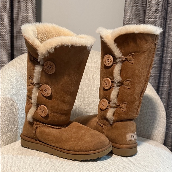 UGG Tan Winter Boots with Cream Fur - Picture 3 of 4